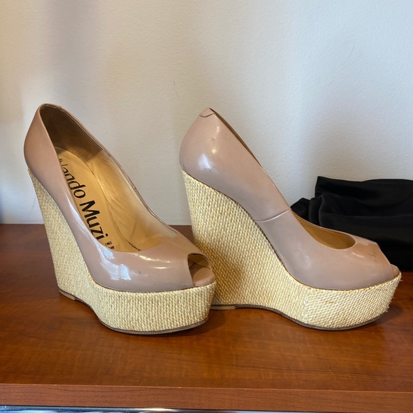 Wedge - Picture 1 of 4